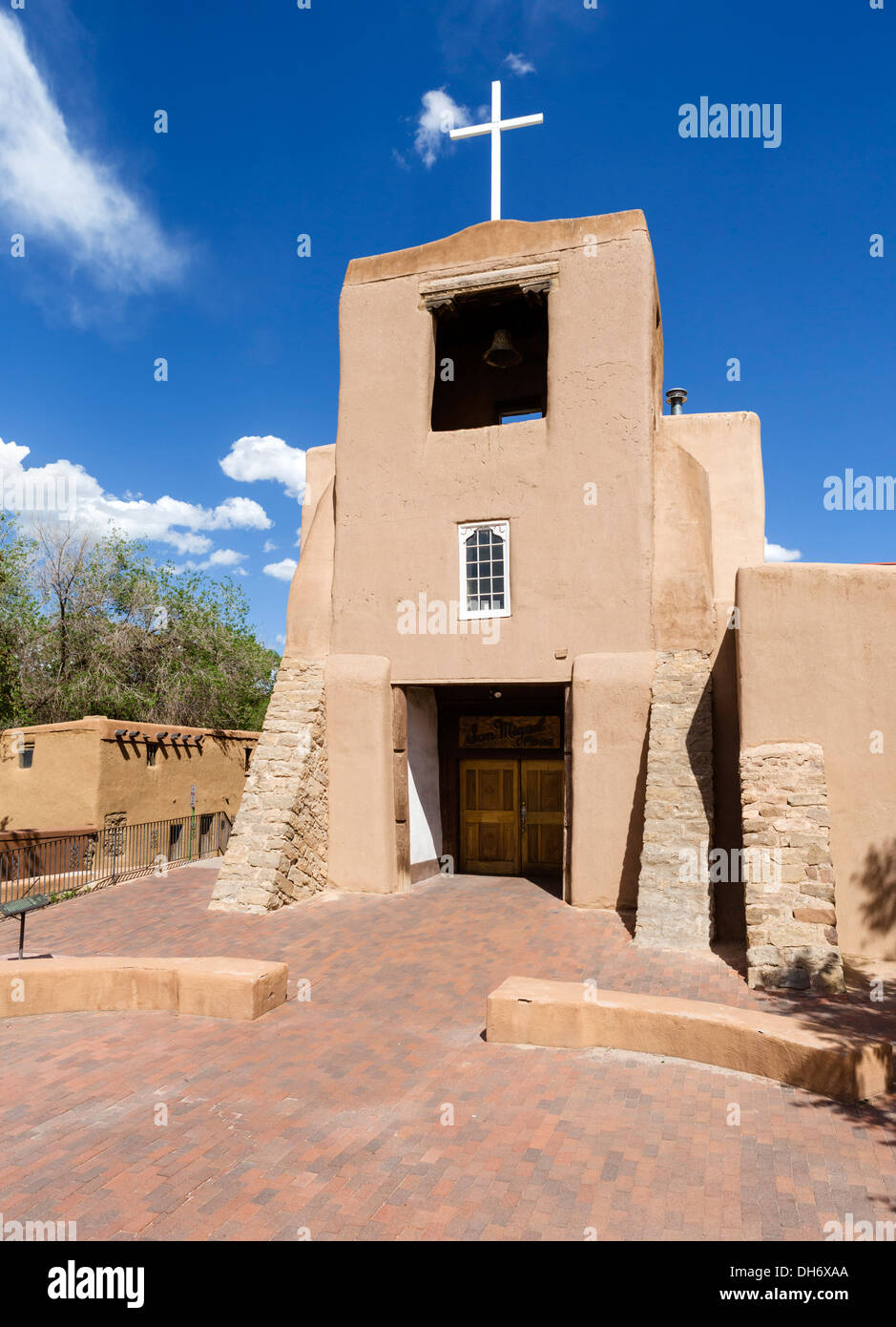 Il seicento San Miguel Mission, una delle più antiche chiese negli Stati Uniti, Santa Fe, New Mexico Foto Stock