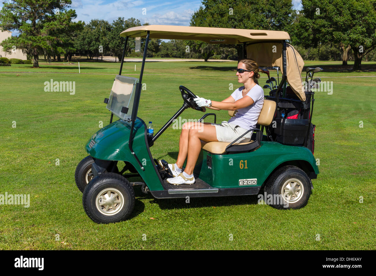 Giovane donna su un golf cart, Grenelefe Resort, Haines City Central Florida, Stati Uniti d'America Foto Stock
