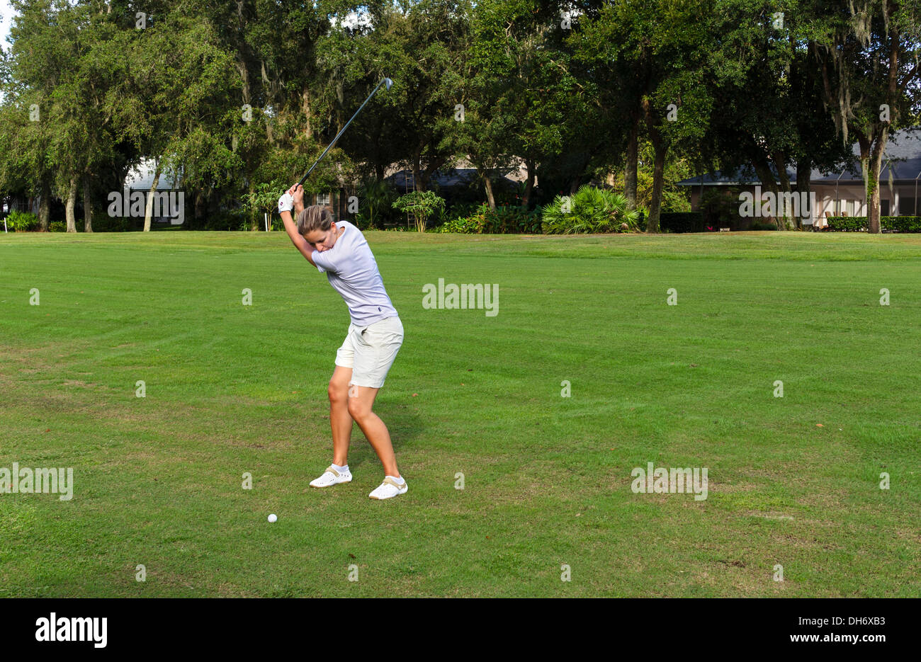 Giovane donna prendendo un colpo sul fairway di un campo da golf presso il Resort Grenelefe, Haines City Central Florida, Stati Uniti d'America Foto Stock