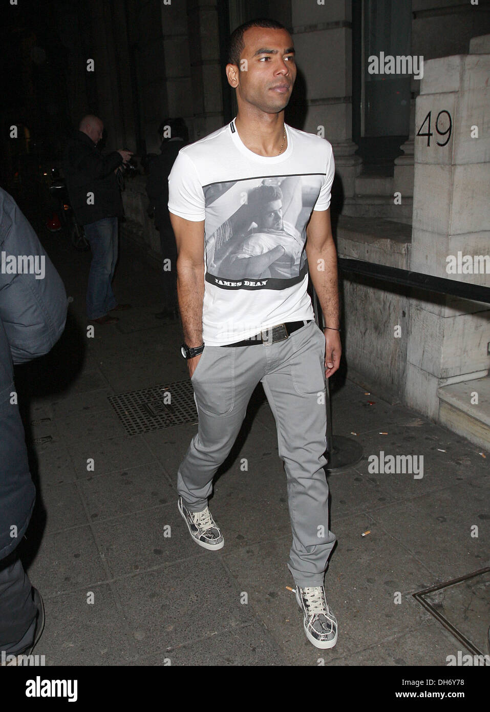 Ashley Cole indossando un James Dean t-shirt arrivies al Aura nightclub  Londra Inghilterra - 15.03.12 Foto stock - Alamy