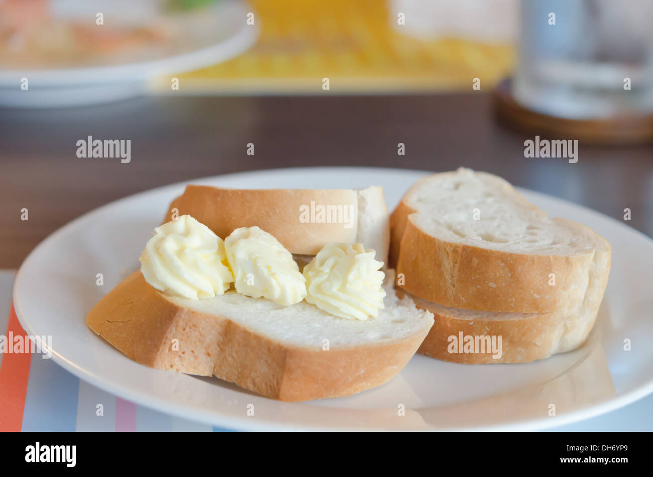 Vicino la fetta di pane sul piatto bianco con delizioso formaggio Foto Stock