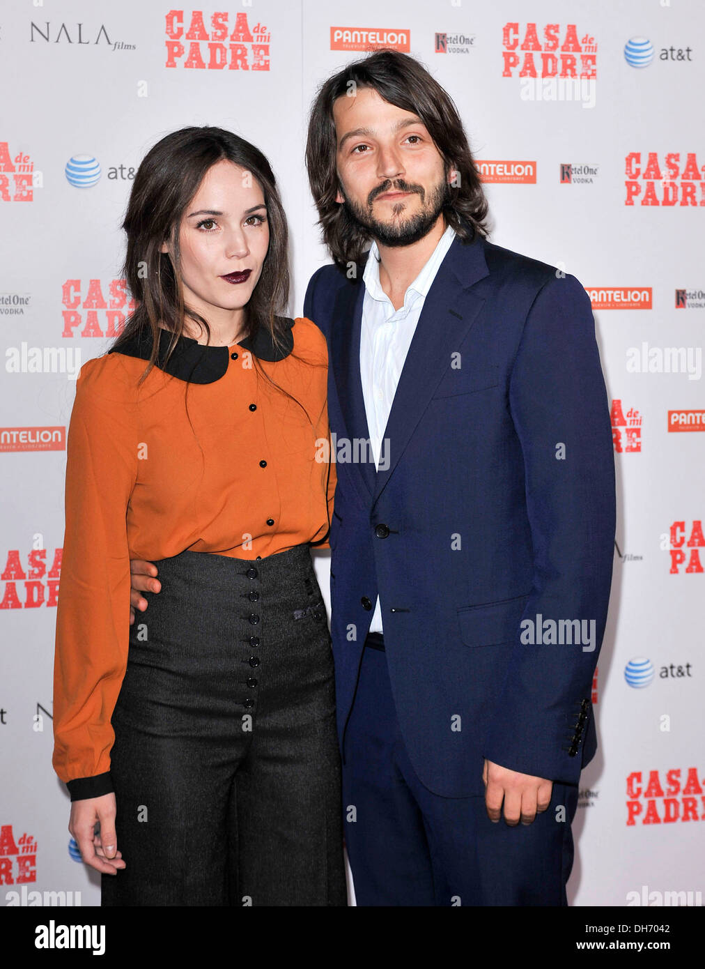Diego Luna, Camila Sodi premiere di 'Casa de mi Padre" tenutasi presso Grauman's Chinese Theater - arrivi a Los Angeles in California Foto Stock