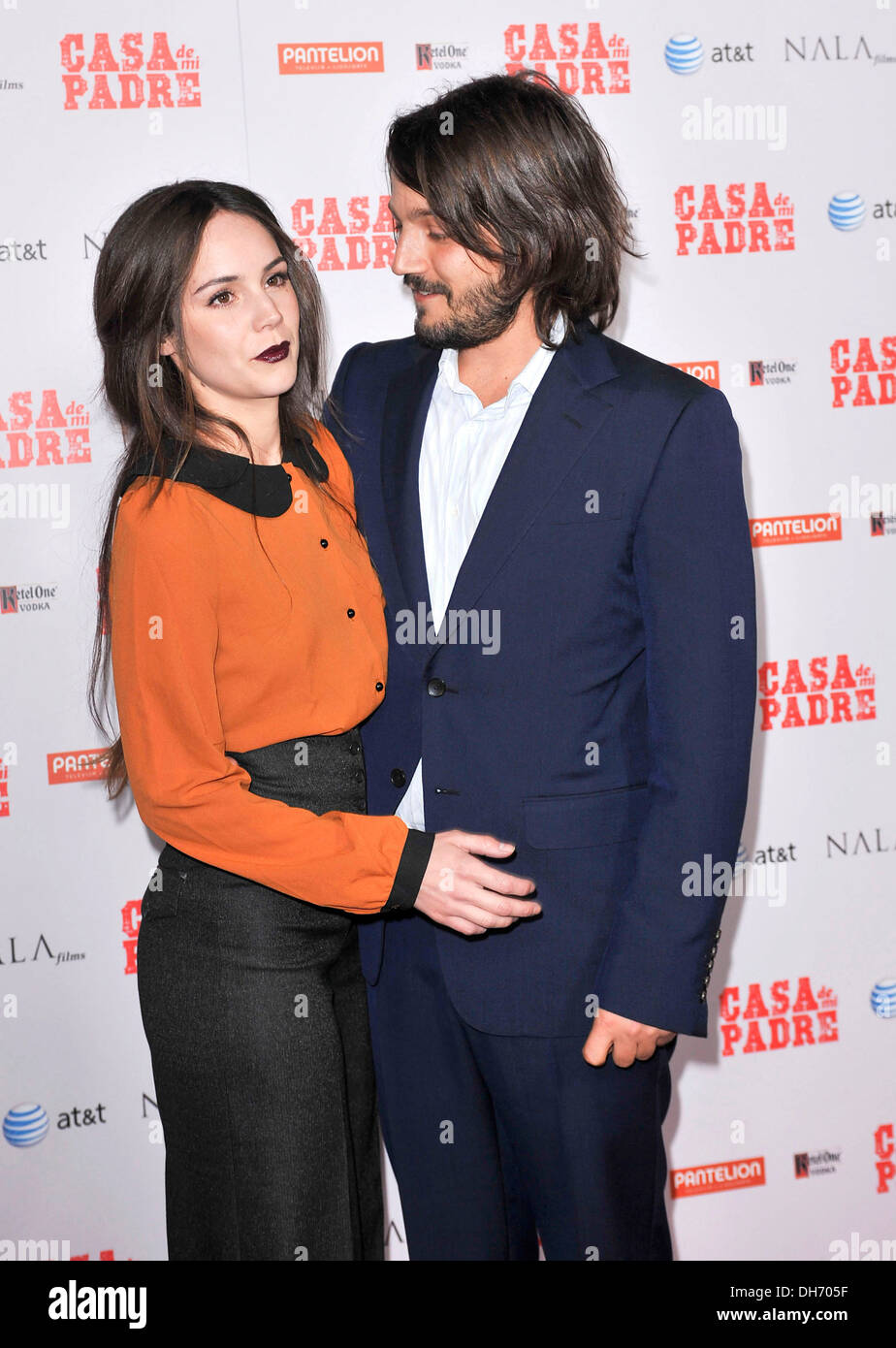 Diego Luna, Camila Sodi premiere di 'Casa de mi Padre" tenutasi presso Grauman's Chinese Theater - arrivi a Los Angeles in California Foto Stock