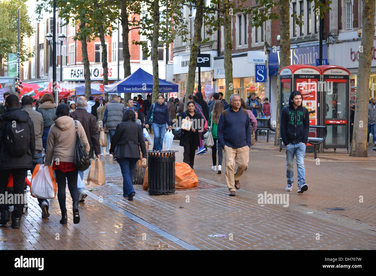 Occupato high street a Londra Sud, Croydon. Foto Stock