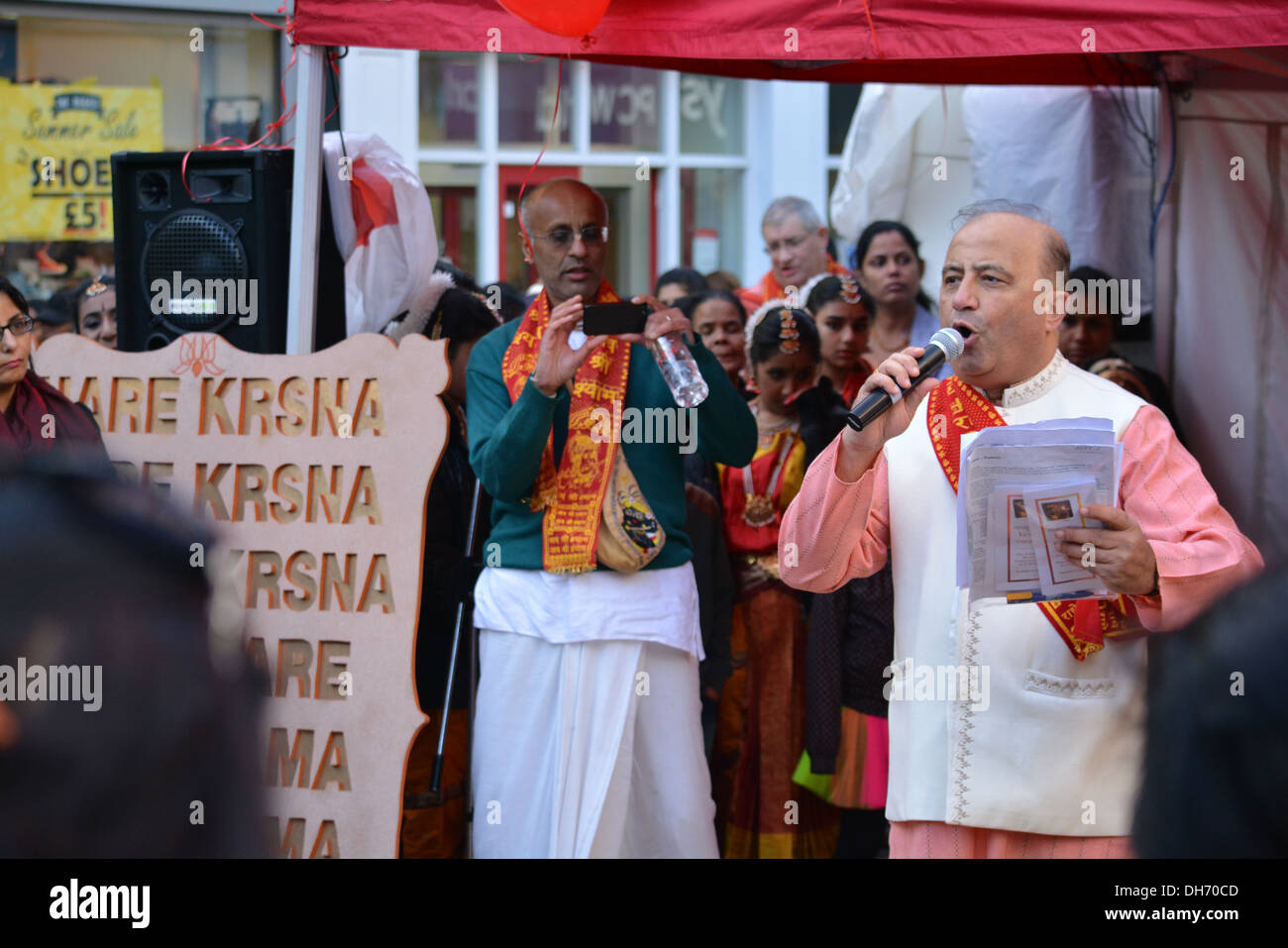 Uomo indù facendo lo annuncia per il Diwali celebrazioni a Croydon High Street Foto Stock
