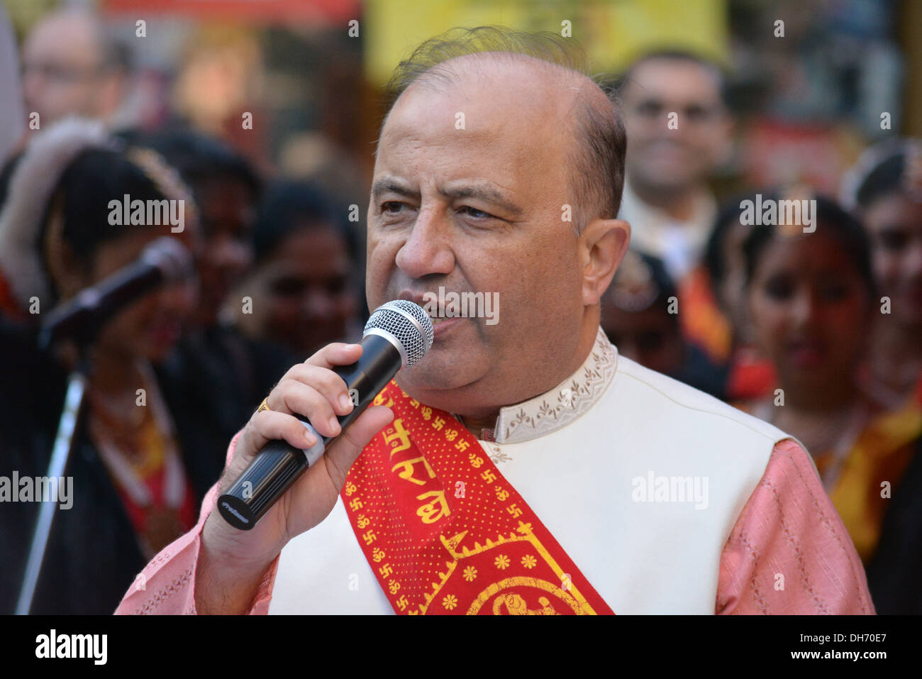Uomo indù facendo lo annuncia per il Diwali celebrazioni a Croydon High Street Foto Stock