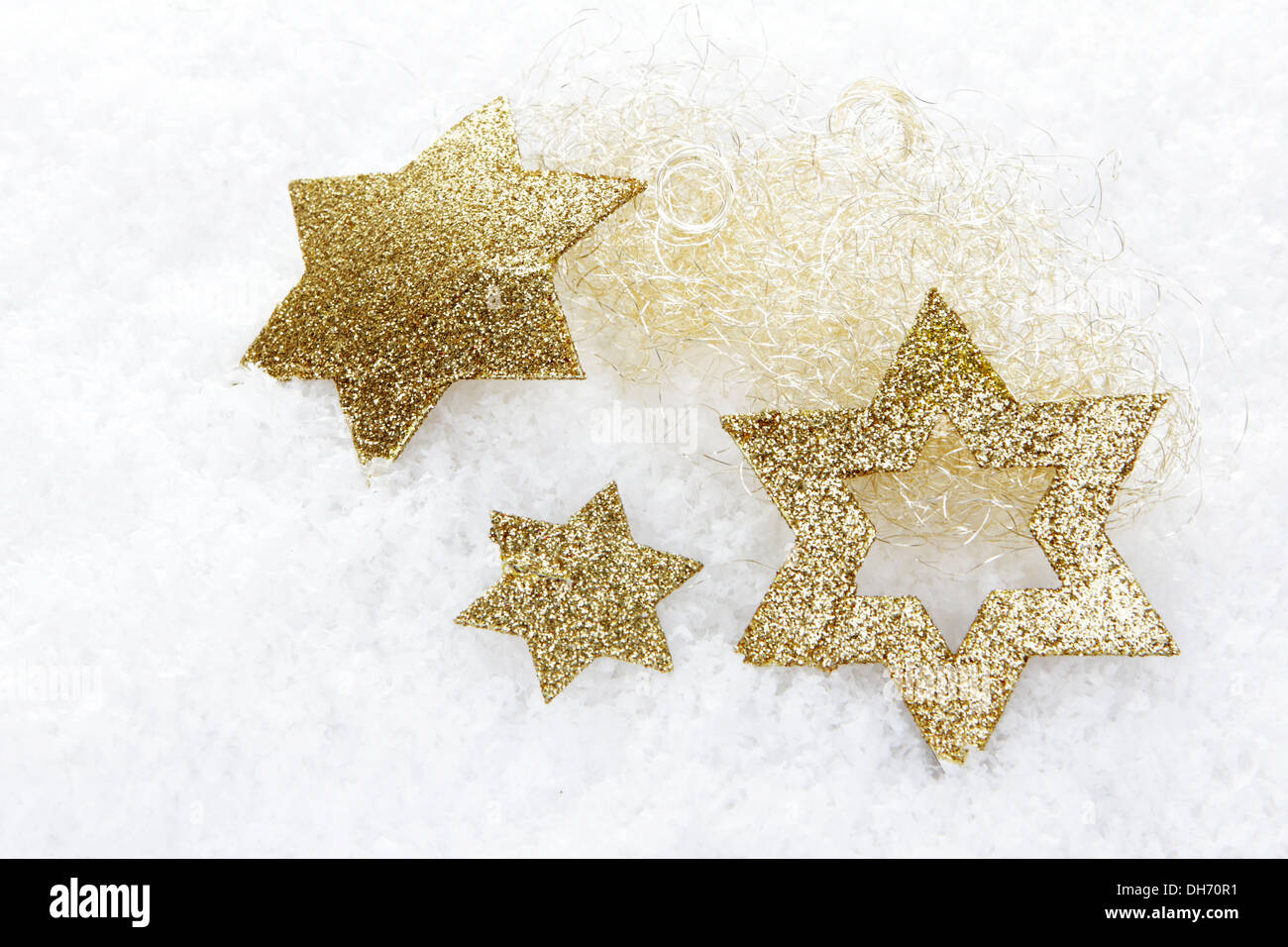 Decorazione di natale, golden stella di Natale sulla neve artificiale con sfondo bianco Foto Stock