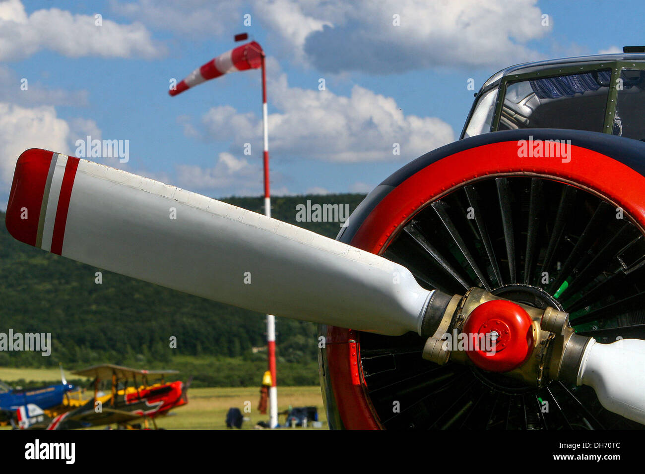 Aereo motore Propeller, vista frontale, sfondo calza vento su campo aereo rurale, aeroporto calza vento Foto Stock