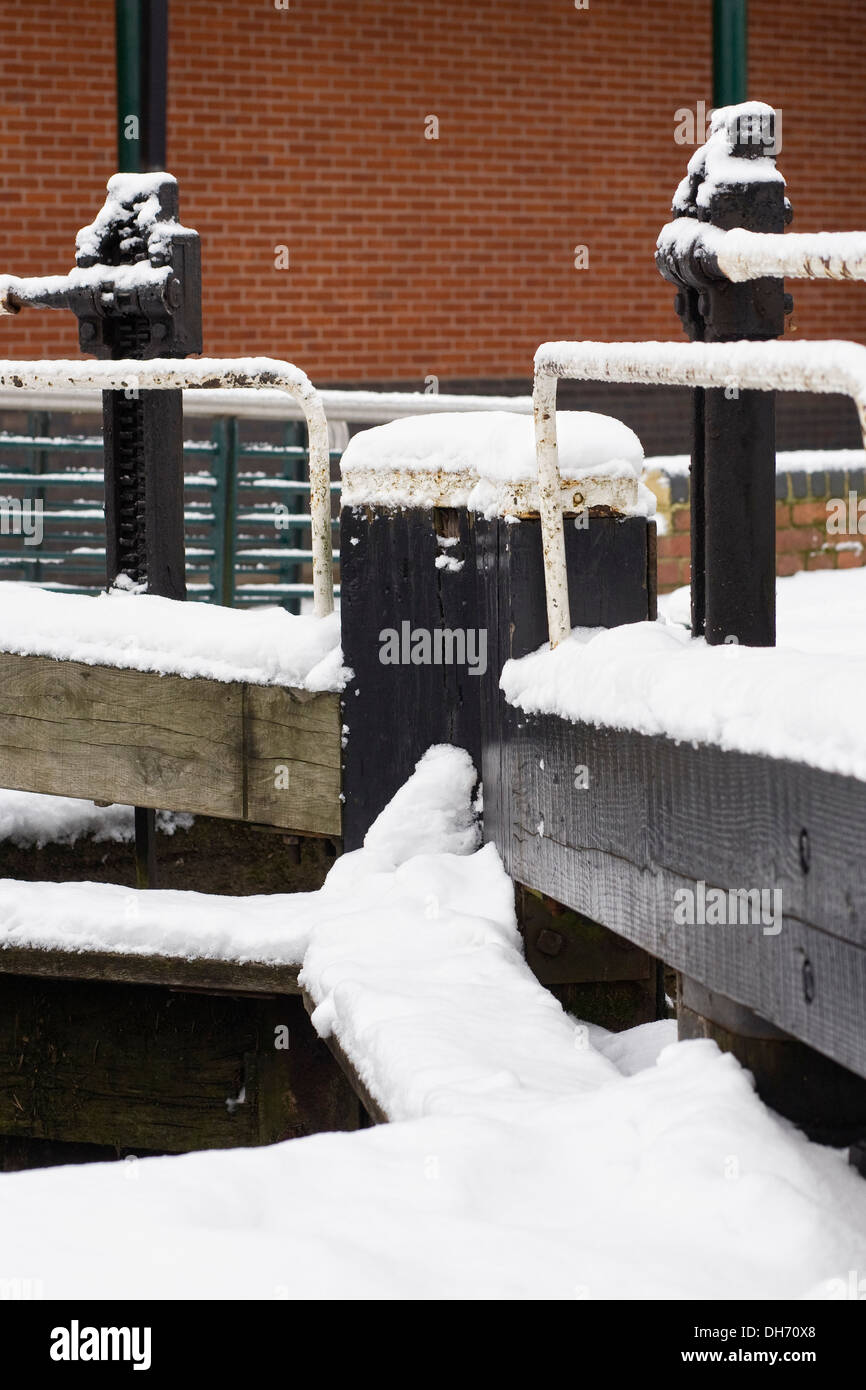 Cancelli di blocco sulla Oxford Canal a Banbury in inverno, Oxfordshire. Foto Stock