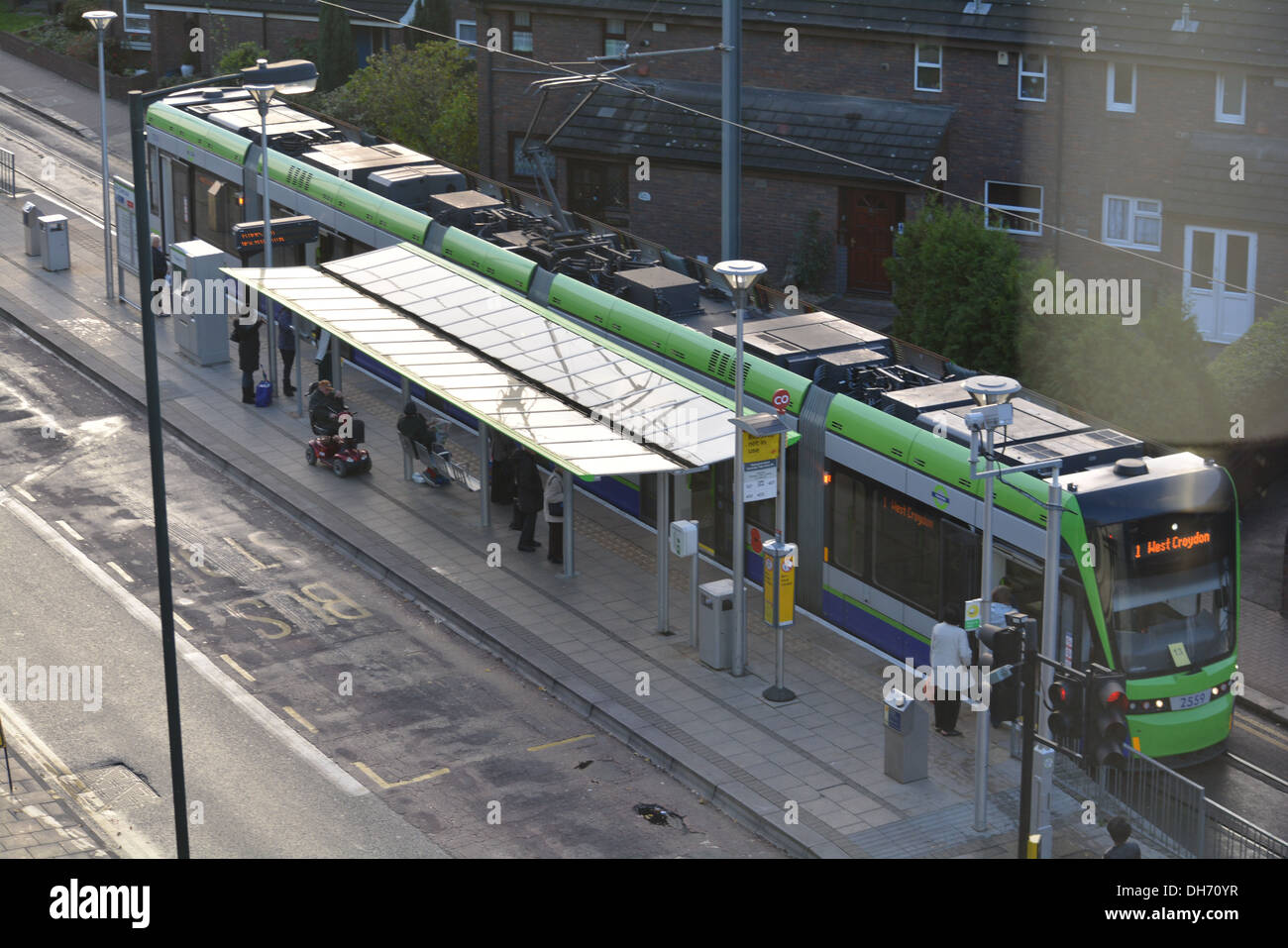 Il Tram che viaggiano attraverso Croydon, avvicinandosi alla fermata del tram. Foto Stock