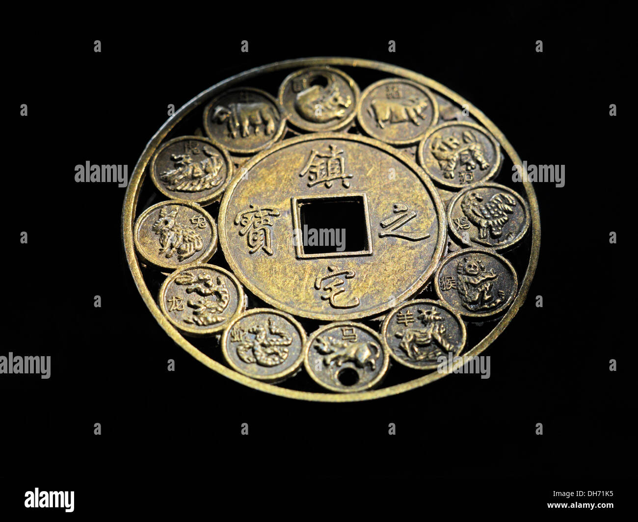 Cinese antica moneta di rame carving con il cinese dodici segni zodiacali e fortunato parole Foto Stock