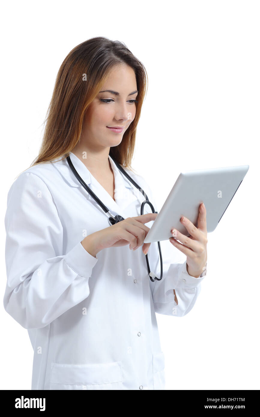 Bellissima femmina medico navigando in un tablet pc mentre lei sta lavorando isolati su sfondo bianco Foto Stock