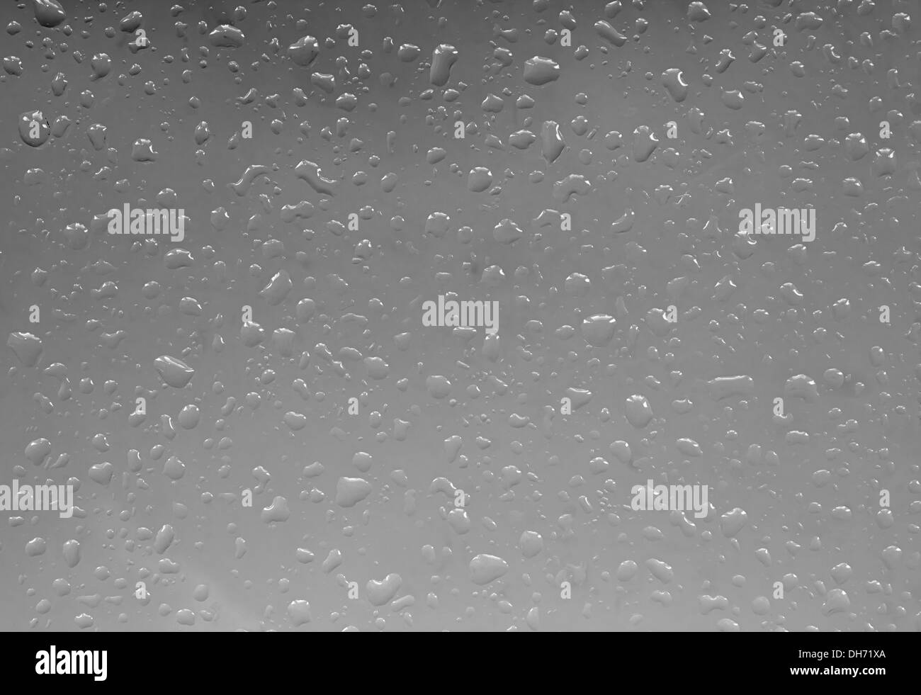 Foto di un vetro di finestra con le gocce di pioggia sul simbolo sordo meteo invernale Foto Stock