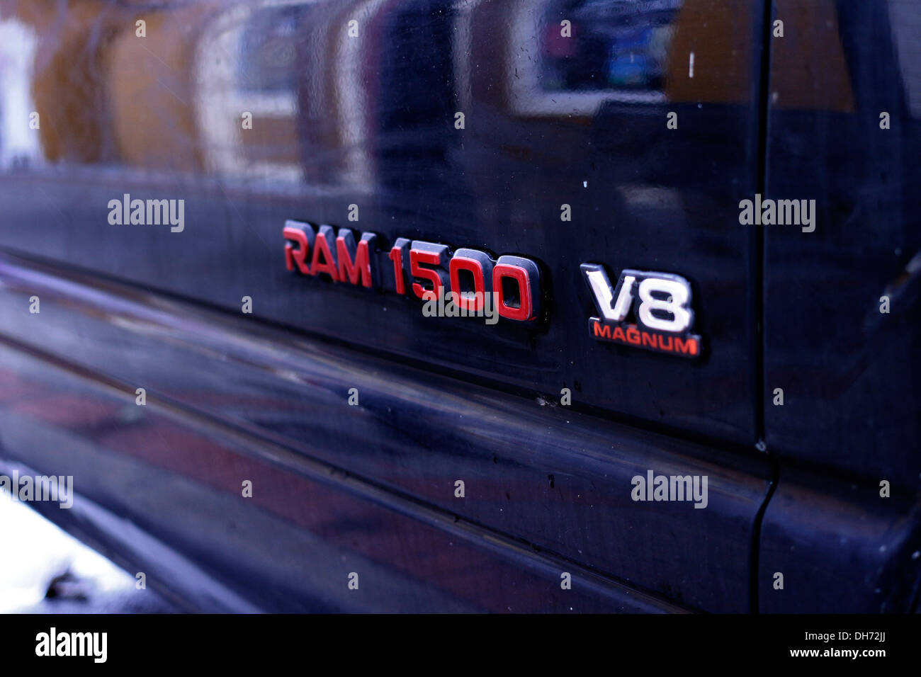 Il Badge sul lato di un potente pick-up, un Dodge Ram 1500 V8 Magnum Novembre 2013 un gas moderni beone. Foto Stock