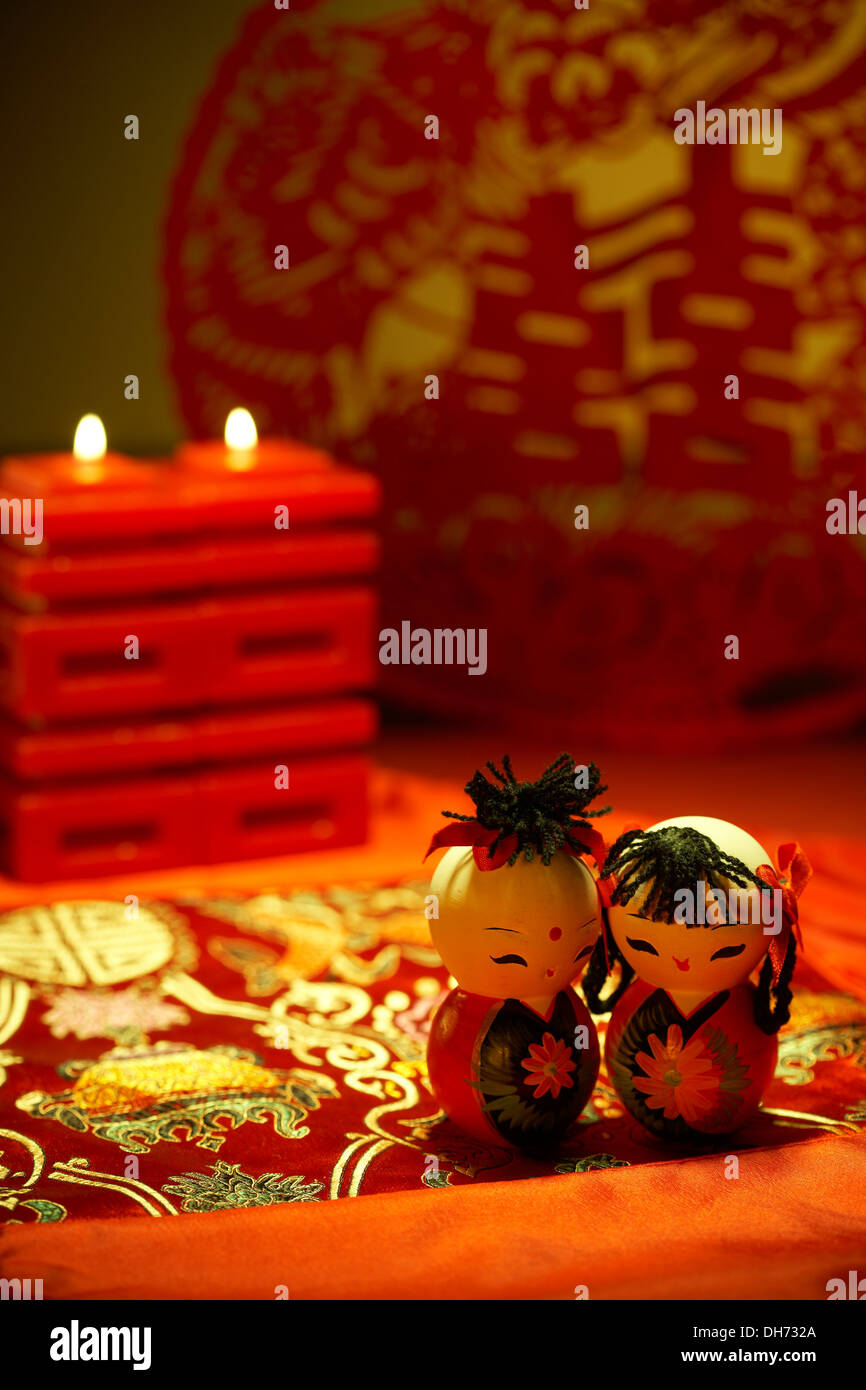 Cinese tradizionale decorazioni per matrimoni, due bambole di argilla Foto Stock