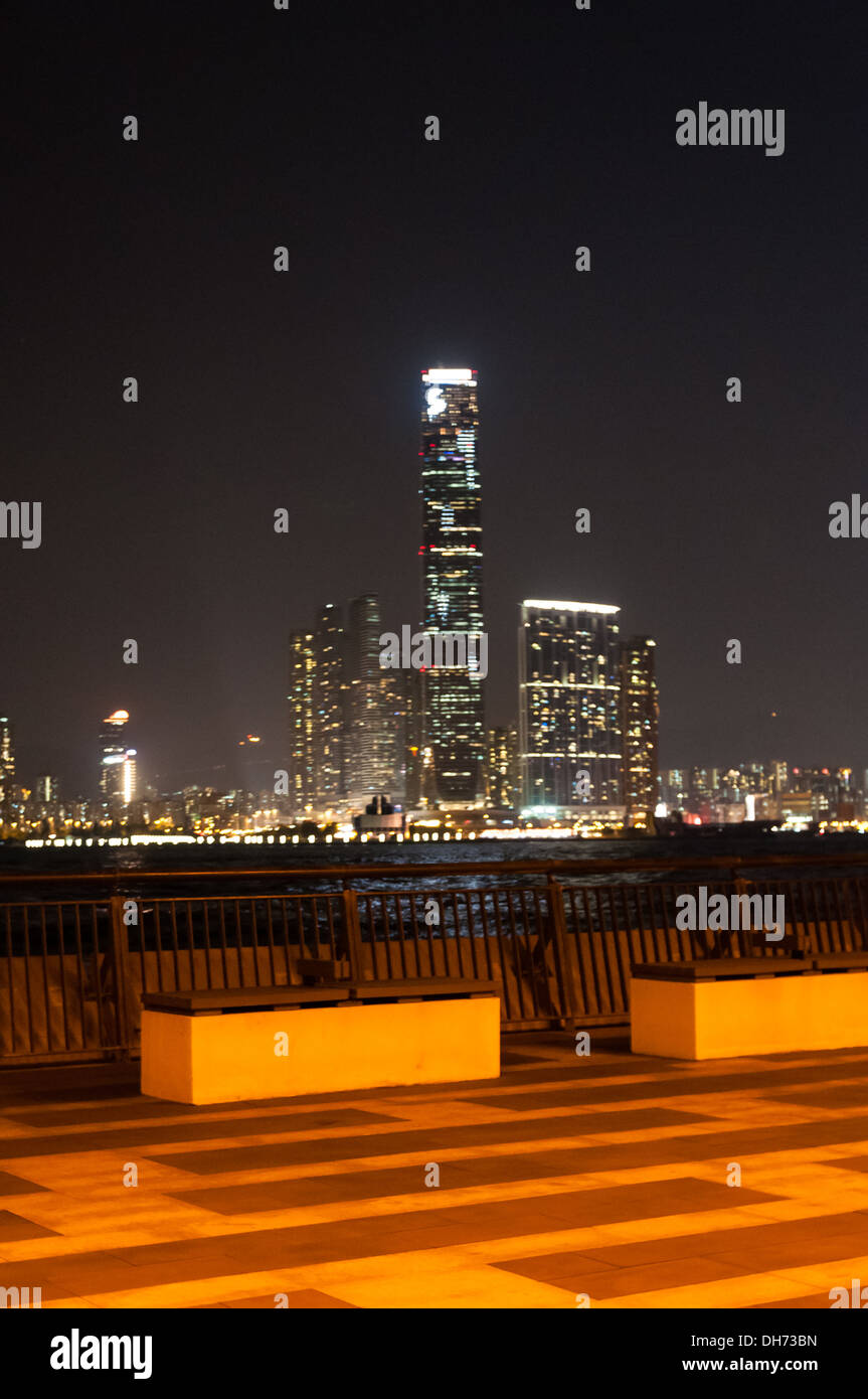 Guardando verso Kowloon di notte da Hong Kong Central. Foto Stock