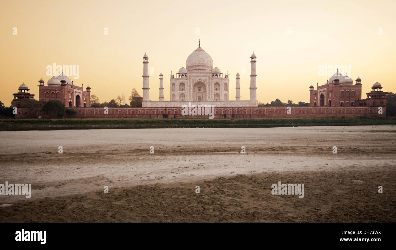 L'iconico Taj Mahal al tramonto in Agra, India. Foto Stock