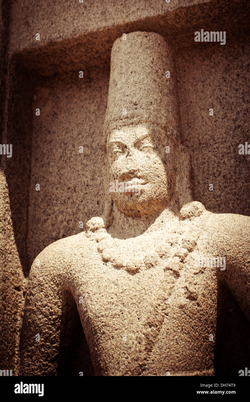 Statua di Panch monolitico Rathas tempio indù di Mahabalipuram Grande Sud architettura indiana India Tamil Nadu Mahabalipuram Foto Stock