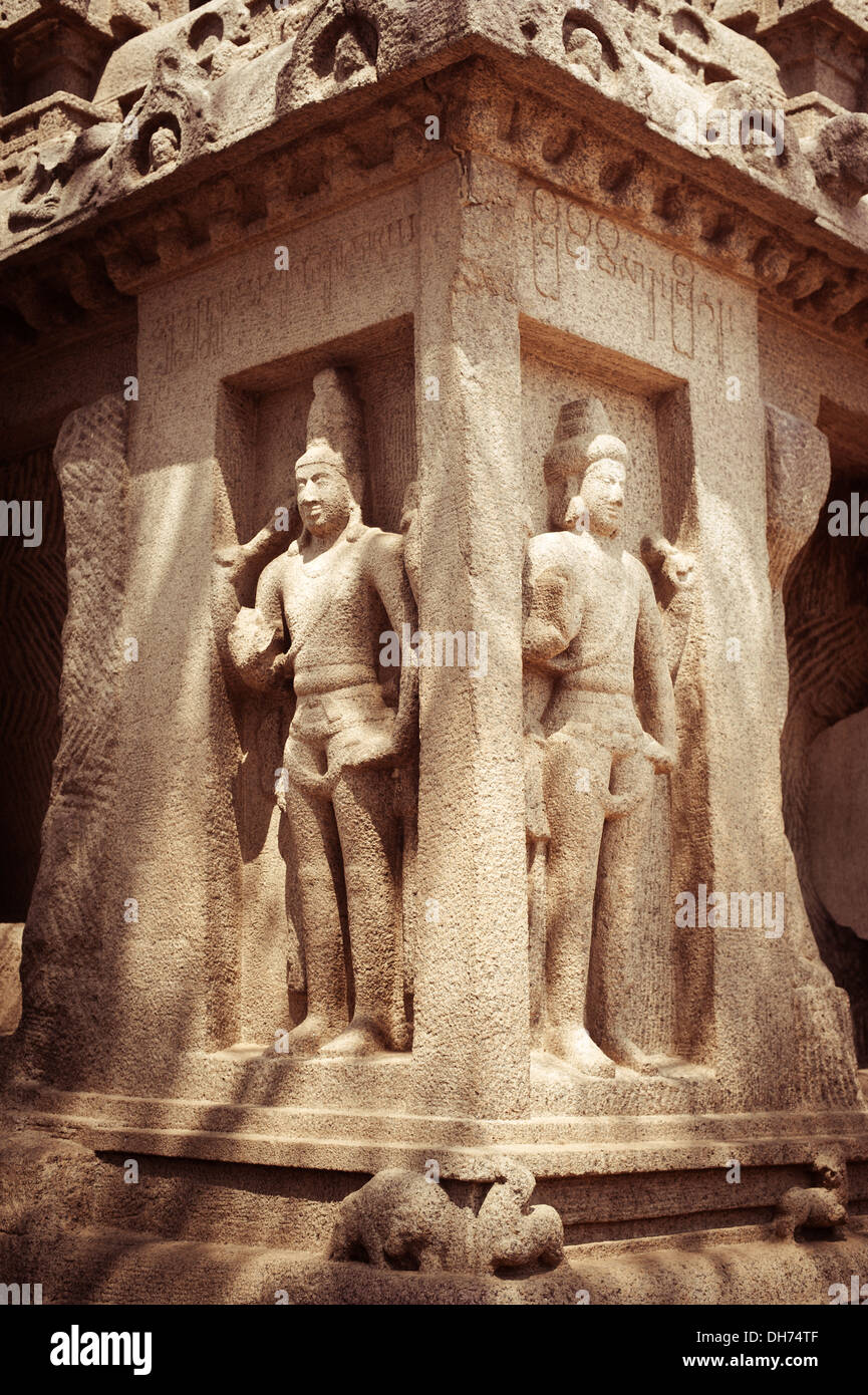 Statua di Panch monolitico Rathas tempio indù di Mahabalipuram Grande Sud architettura indiana India Tamil Nadu Mahabalipuram Foto Stock