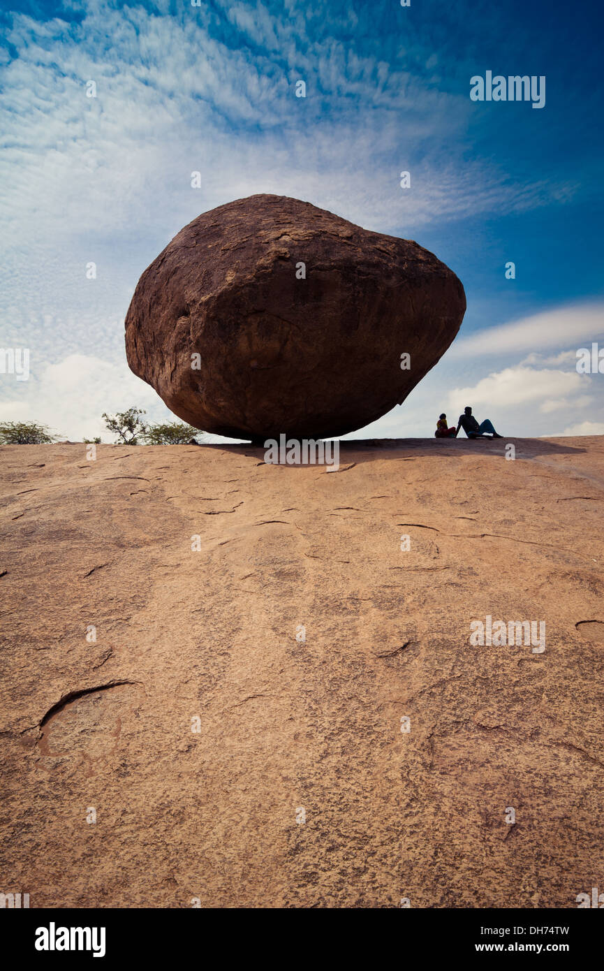 Grande roccia di bilanciamento a Mahabalipuram. Indù santuario chiamato Krishna butterball del. India del sud, Mahabalipuram, Tamil Nadu Foto Stock