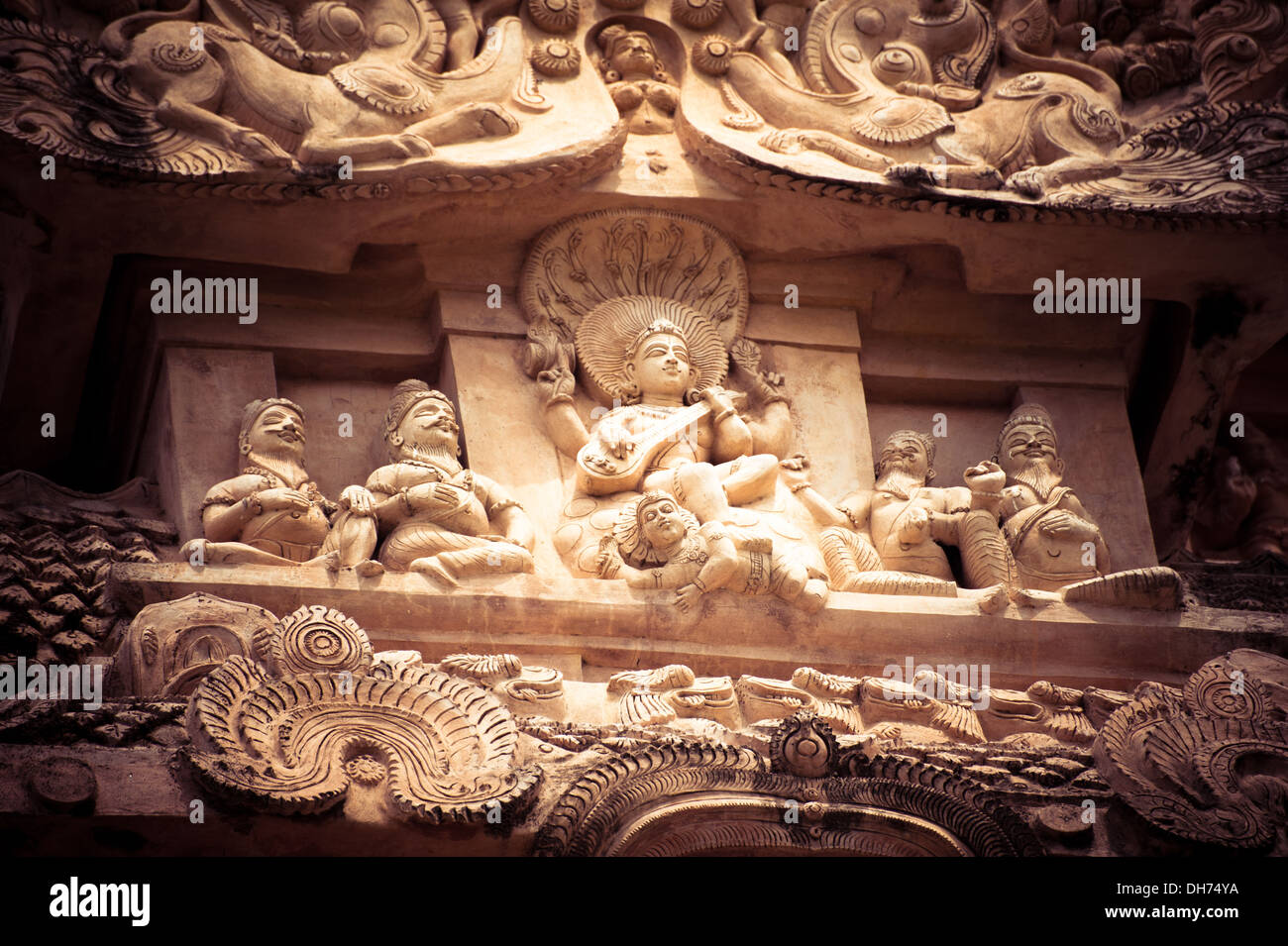 Pietra di incredibile bassorilievo con dio indù pantheon a Gangaikonda Cholapuram Tempio. India del sud, Tamil Nadu, Thanjavur (Trichy) Foto Stock