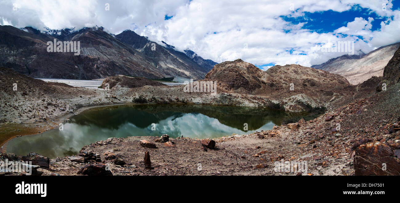 Nascosta sacra buddista Tso Yarab Lago. L'Himalaya gamma. India, Ladakh, vicino Panamik, Sumur village, altitudine 3300 m Foto Stock