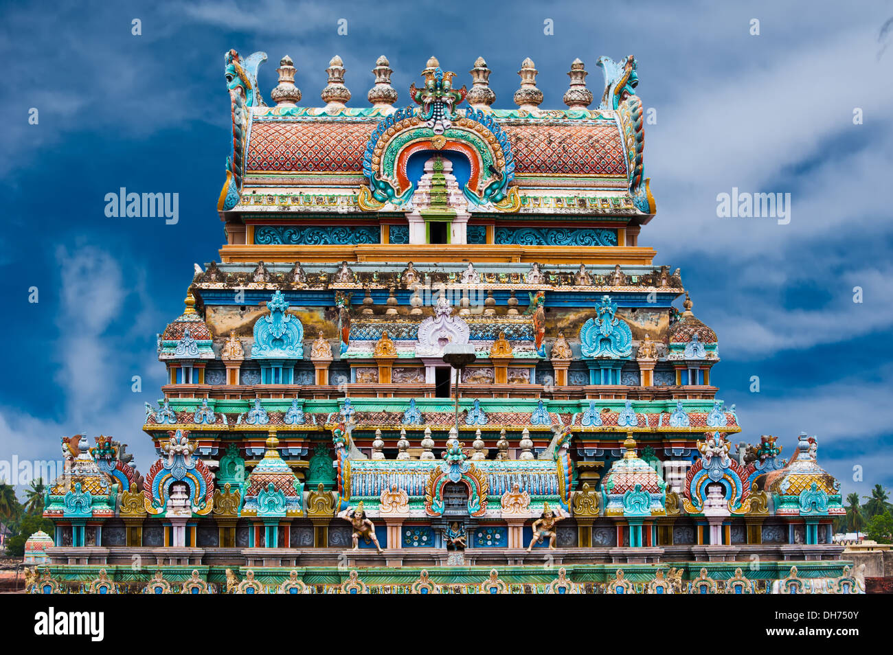 Grande Sud architettura indiana. Sri Ranganathaswamy Tempio. oltre il cielo blu. India del sud, Tamil Nadu, Thanjavur (Trichy) Foto Stock