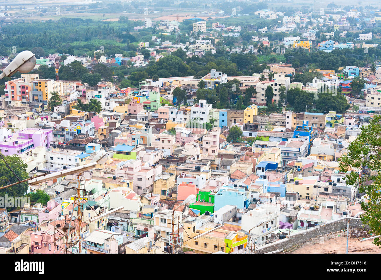 Thanjavur (Trichy) citta'. Paesaggio di affollata città indiana con luminosi case colorate. India del sud, Tamil Nadu Foto Stock