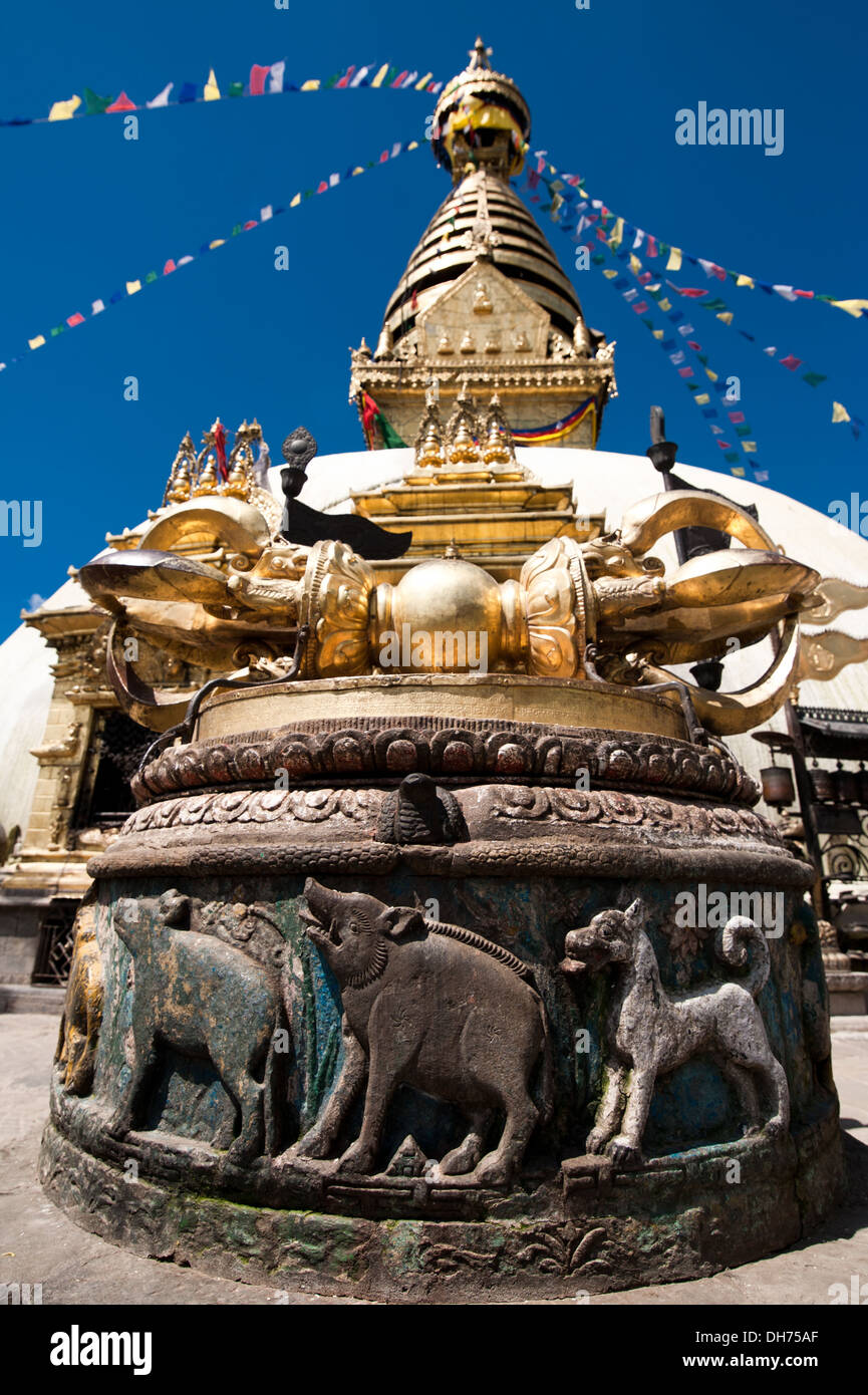 Close up bassorilievo con elefanti e vajra dorje al santuario buddista di Swayambhunath Stupa. Monkey Temple Nepal, Kathmandu Foto Stock