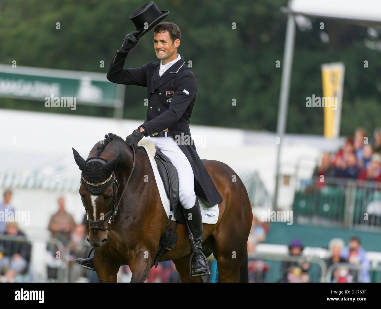 Nuova Zelanda caso pilota Jonathan ( Jock ) Paget e il suo cavallo Clifton promessa salutare la folla in Burghley Horse Trials Foto Stock