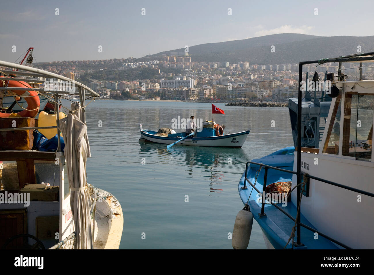 Fisherman righe al porto di pescatori a Kusadasi, Turchia. Foto Stock