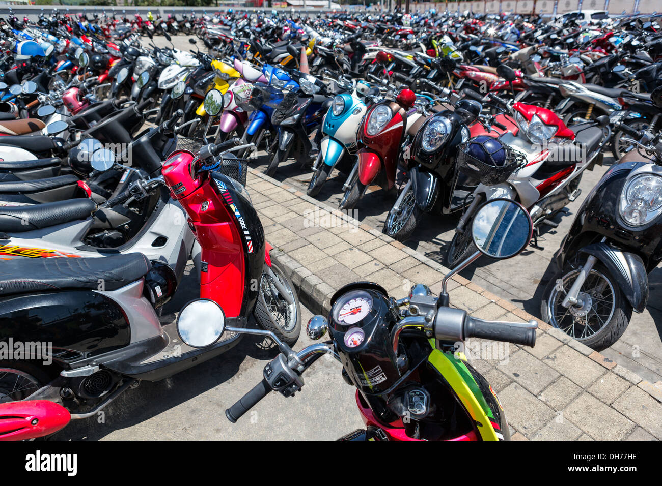 Molte motociclette presso il parcheggio vicino al grande magazzino Foto Stock