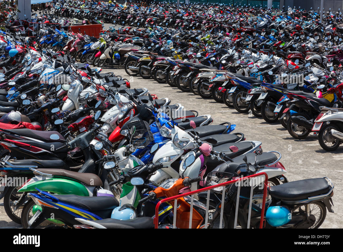 Molte motociclette presso il parcheggio vicino al grande magazzino Foto Stock