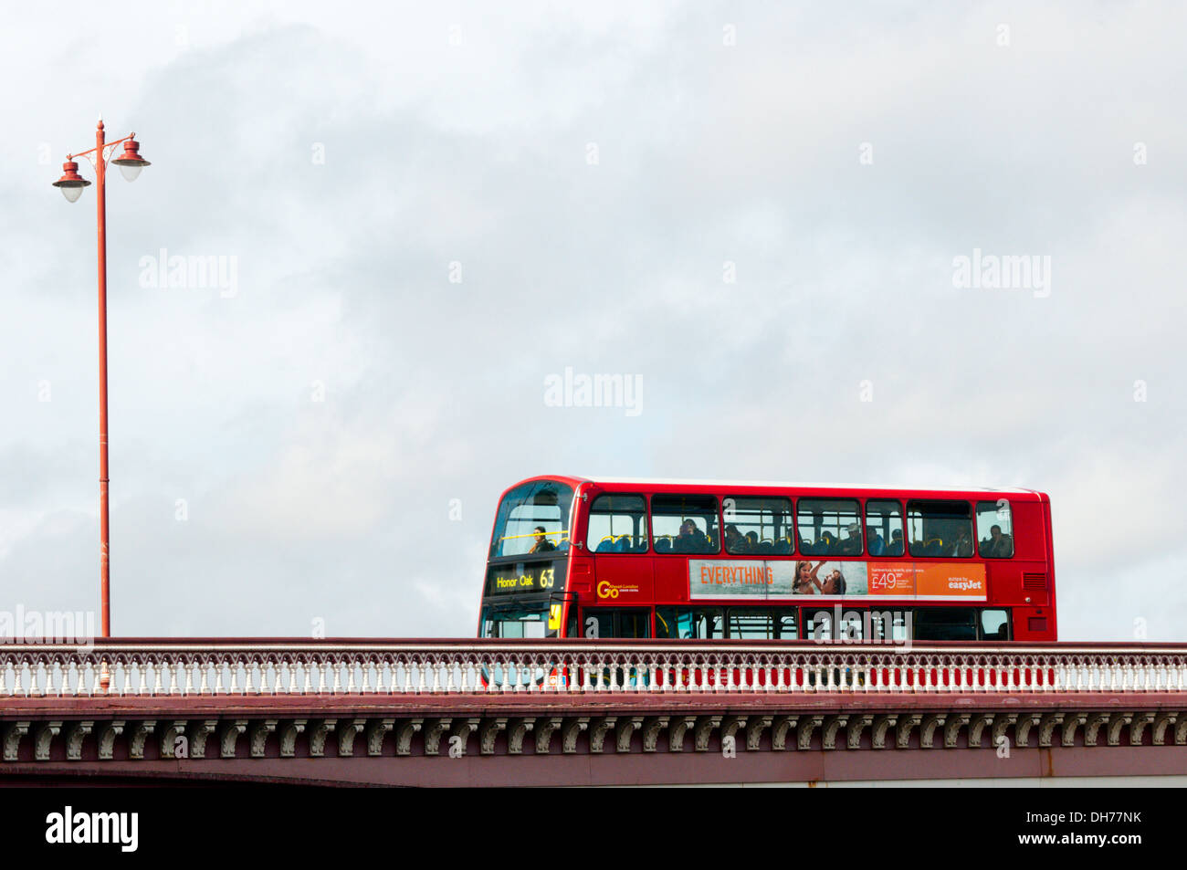 Un ibrido red London double-decker bus attraversando il Blackfriars Bridge. Foto Stock