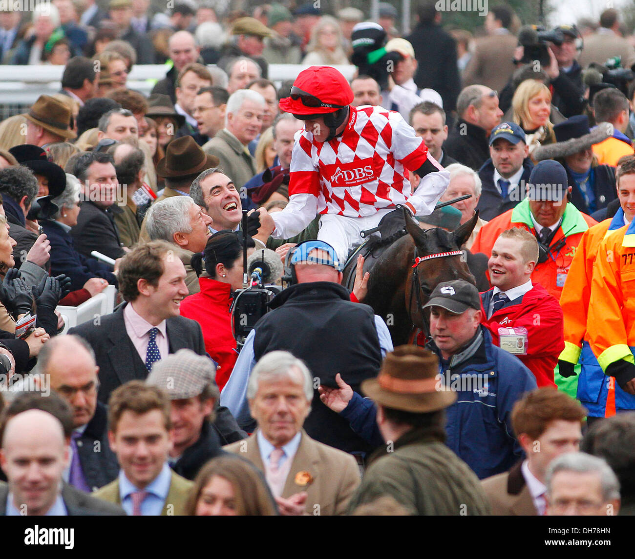 James Nesbitt si congratula con il fantino Barry Geraghty dopo il suo cavallo " Riverside Theatre' ha vinto "Ryanair Steeple Chase' cavallo di razza su Foto Stock