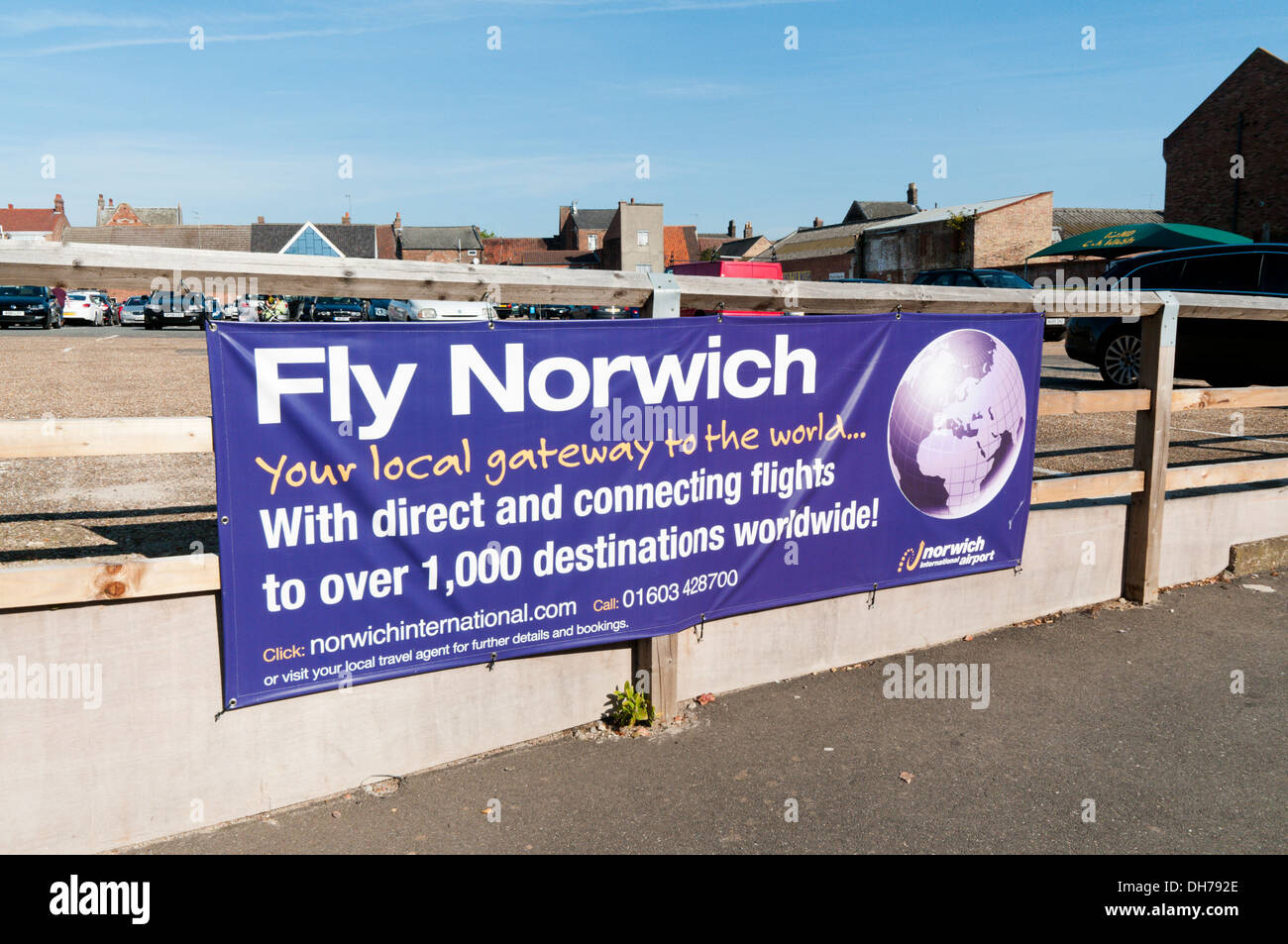 Un banner pubblicitario che incoraggia le persone a volare dal locale aeroporto a Norwich. Foto Stock