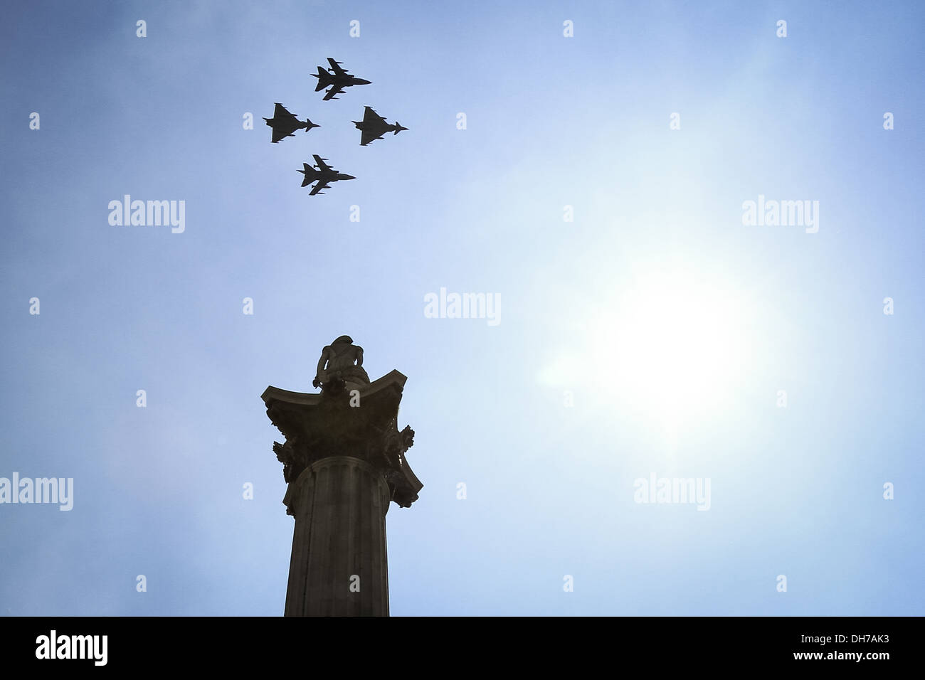 Flypast per HM Queen's Royal compleanno a Londra Foto Stock