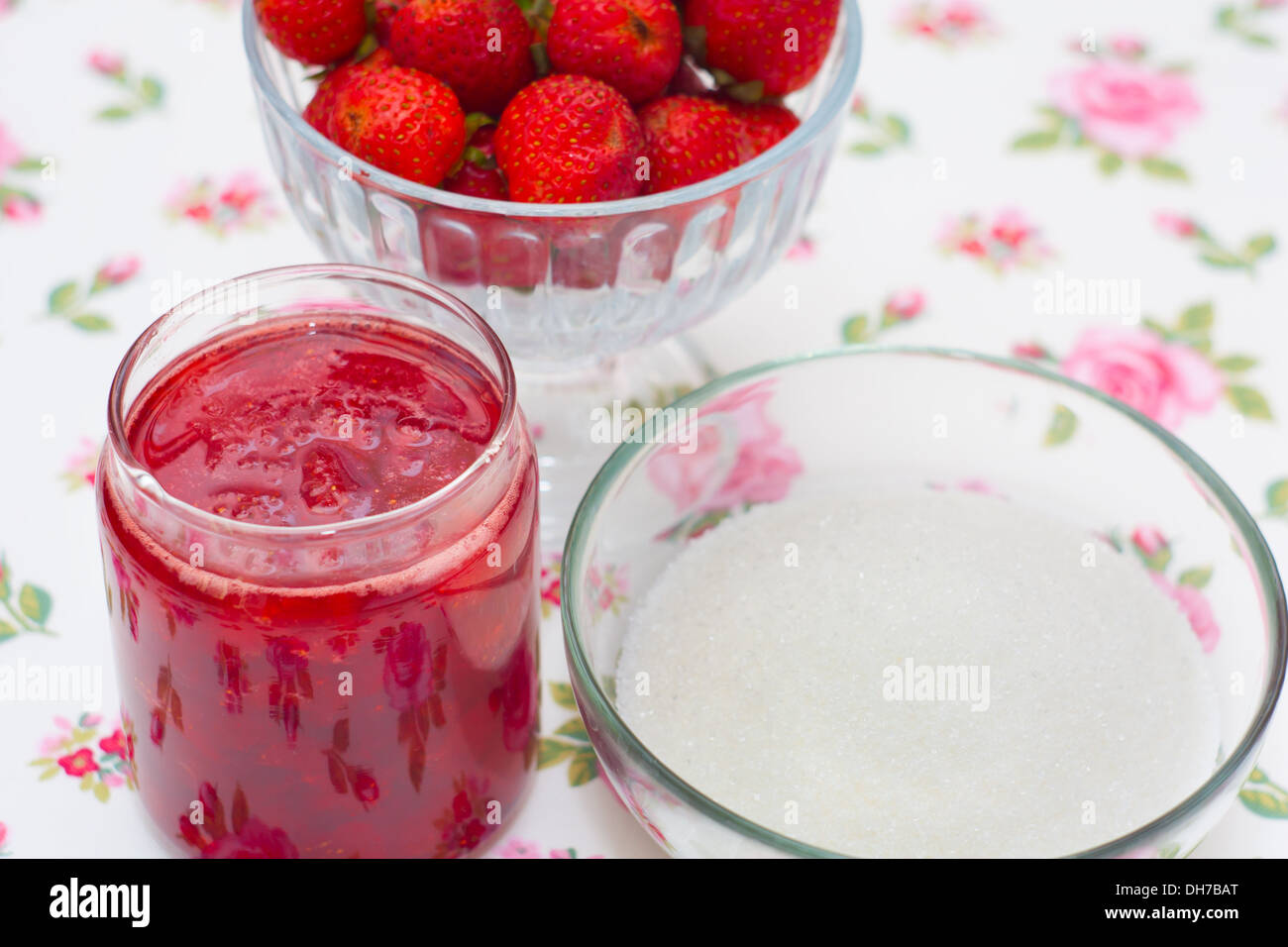 In casa confettura di fragole sul tovagliolo fragole fresche e zucchero Foto Stock