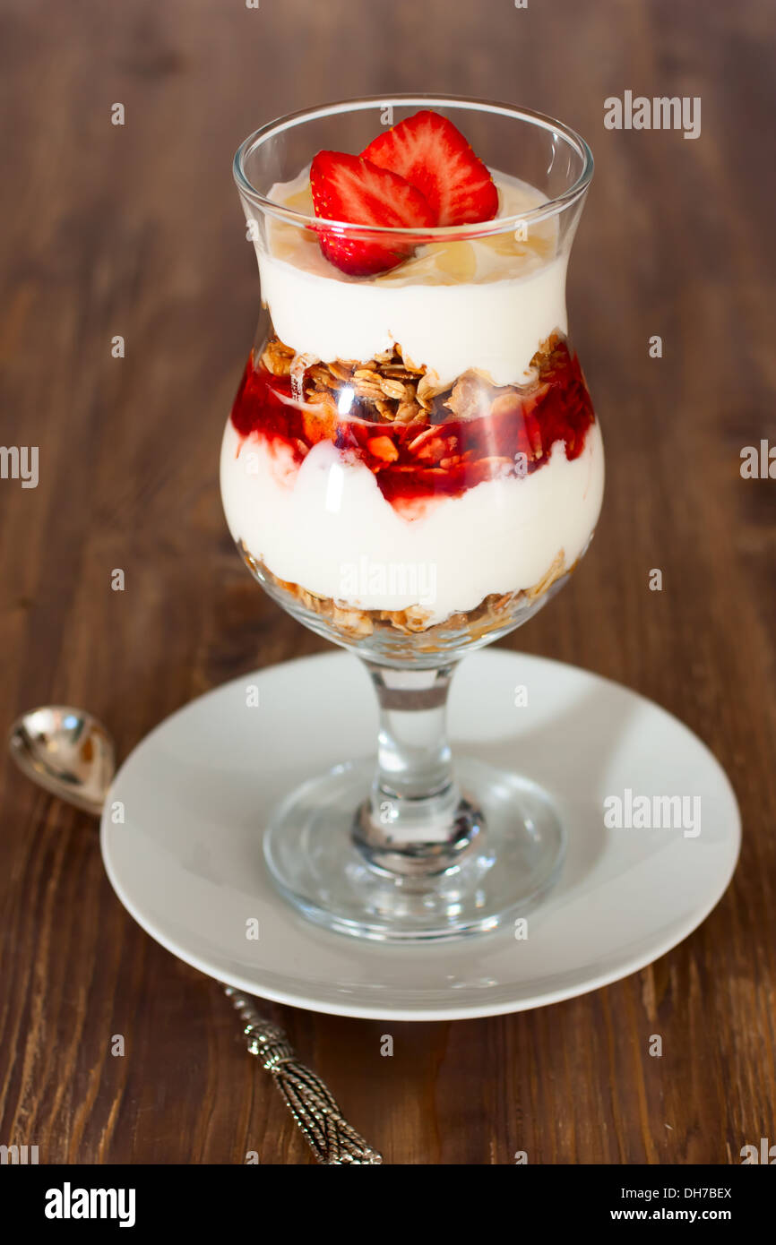 Il dessert con yogurt, muesli e fragole fresche Foto Stock