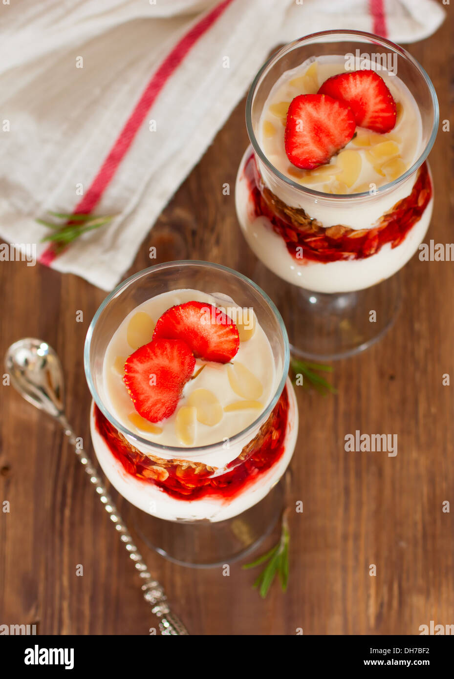 Il dessert con yogurt, muesli e fragole fresche Foto Stock