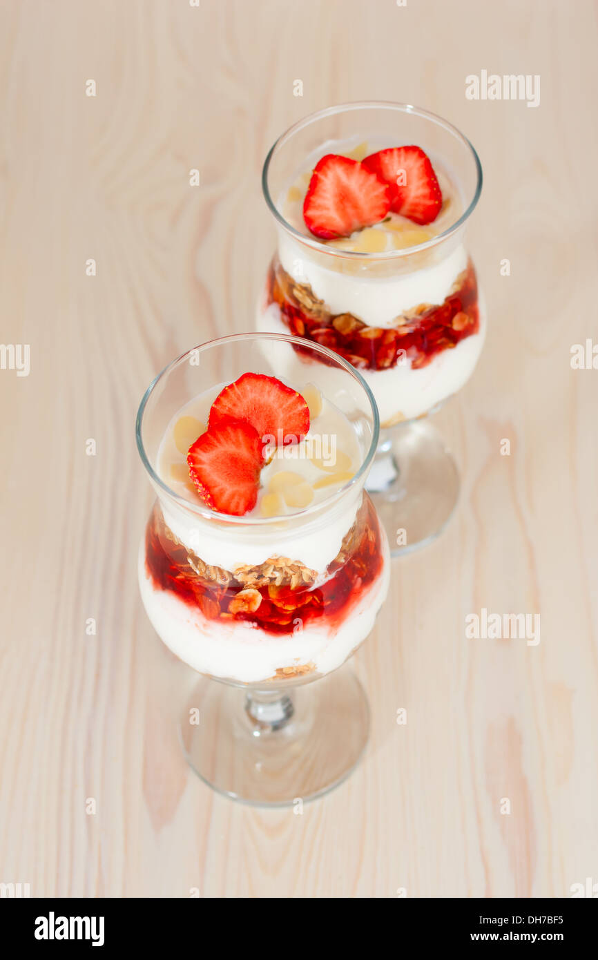 Il dessert con yogurt, muesli e fragole fresche Foto Stock