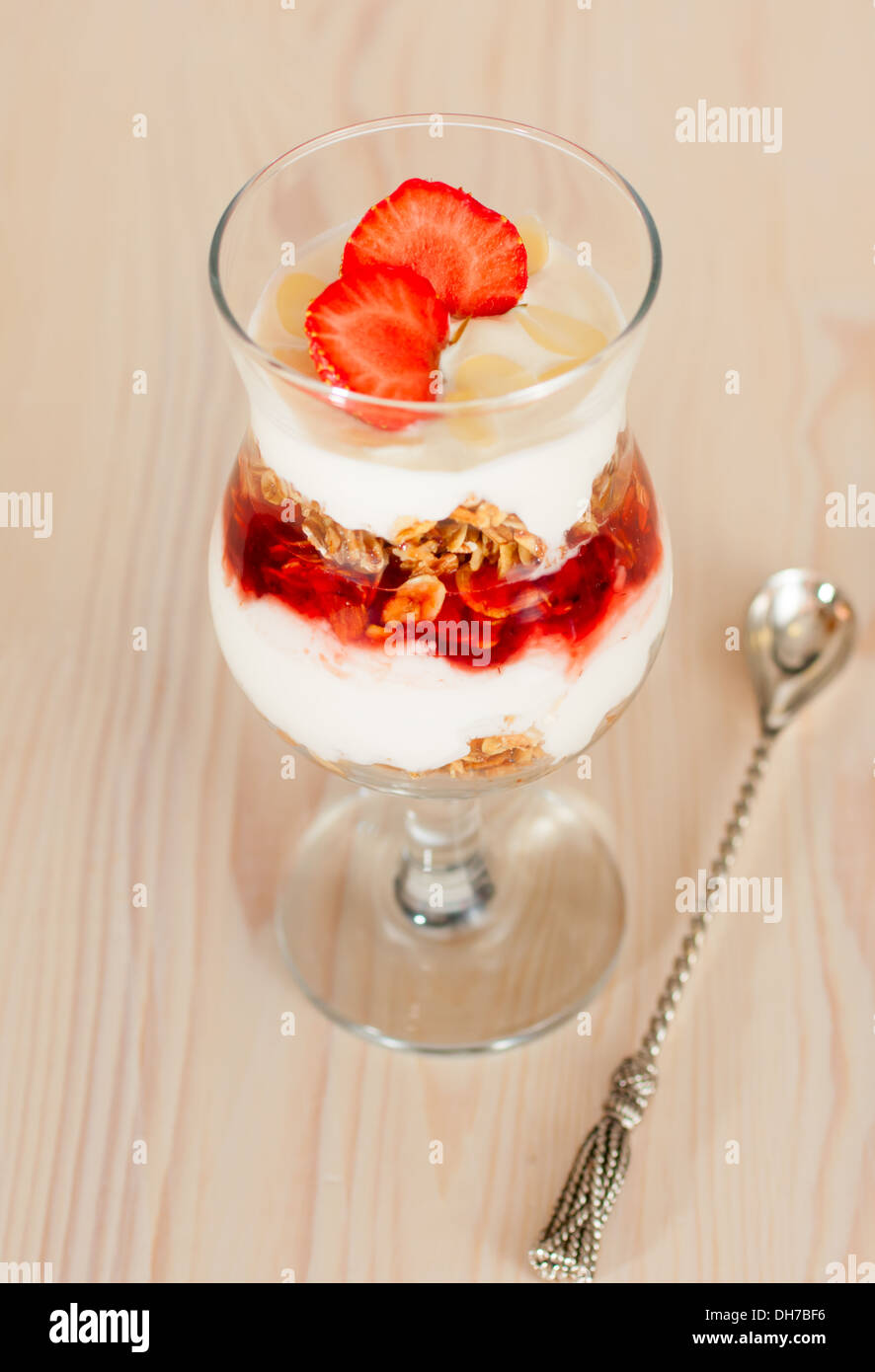 Il dessert con yogurt, muesli e fragole fresche Foto Stock