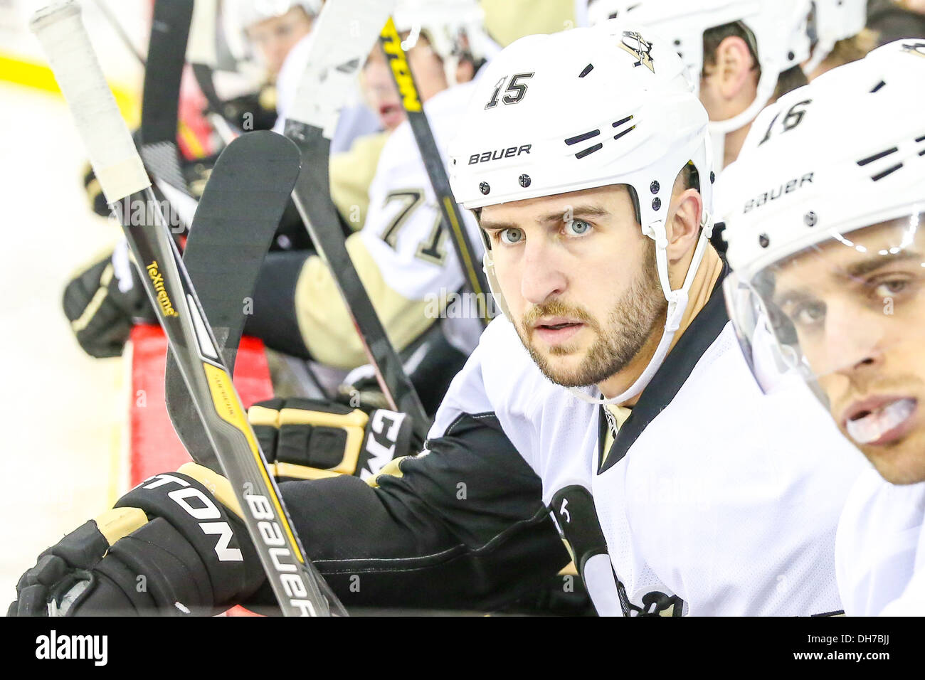 Pittsburgh Penguins center Tanner vetro (15) durante il 2013-2014 stagione di NHL Foto Stock