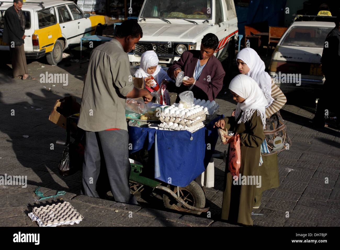 Bambini L'acquisto di cibo in una bancarella di strada, Sanaa, Yemen Foto Stock