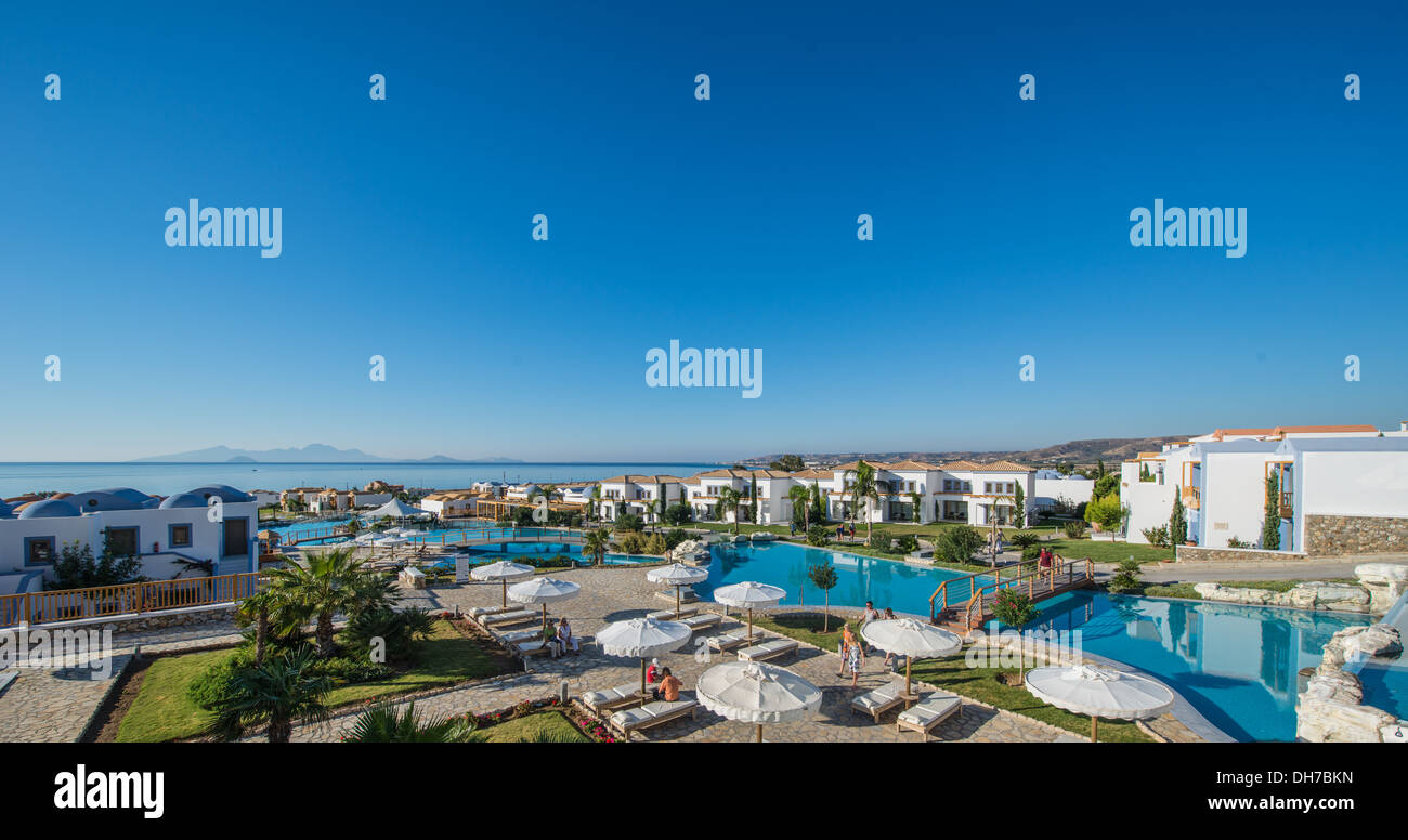 Il lussuoso Hotel Mitsis cupola blu su un bel giorno e sera Foto Stock