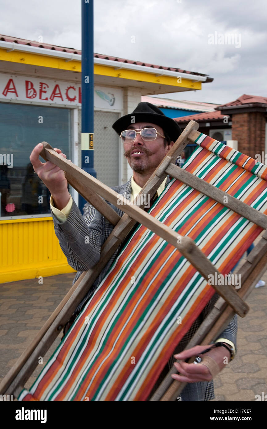 Street performer at spiaggia Mablethorpe Lincolnshire ballando con sdraio Foto Stock