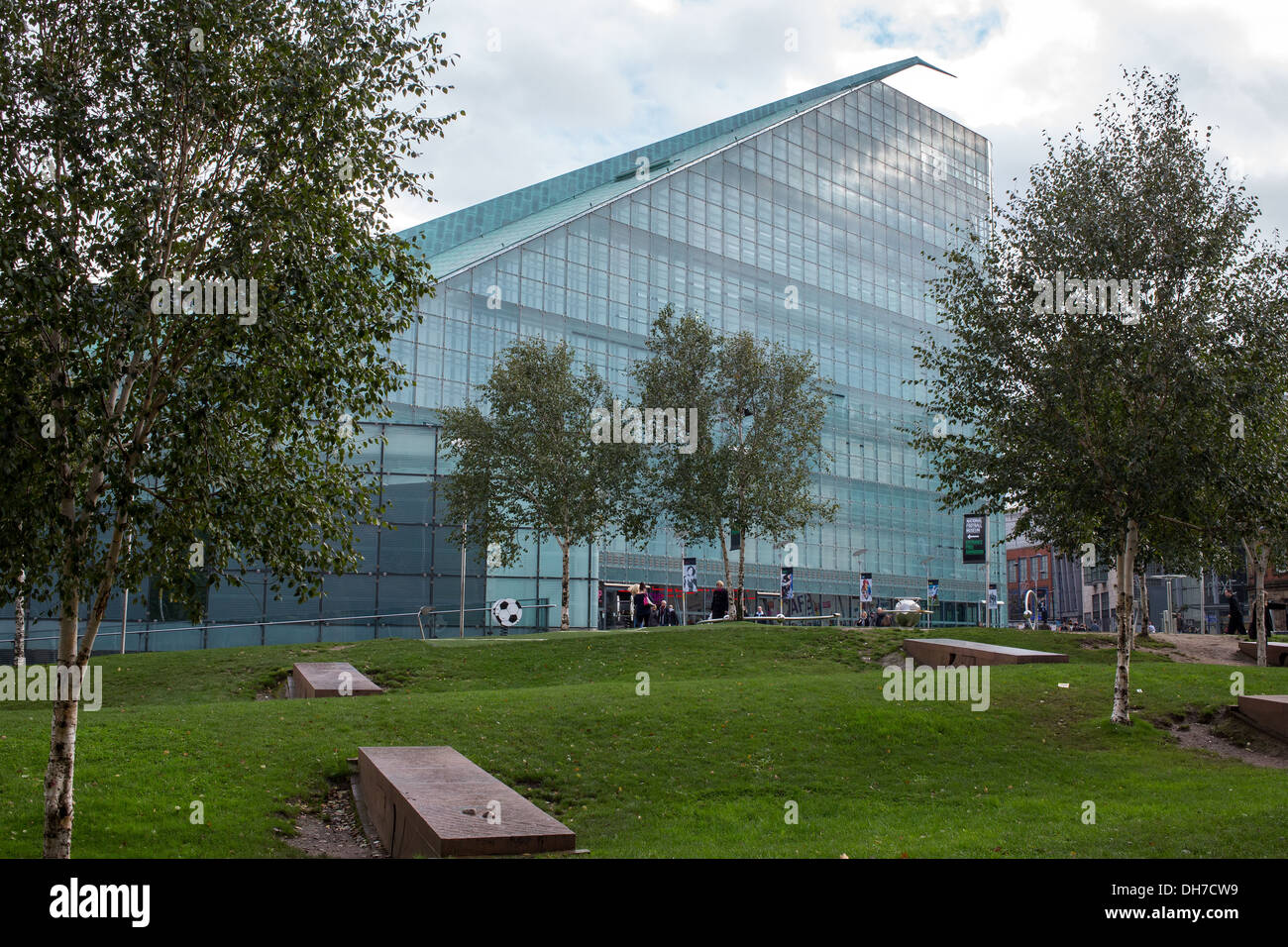 GV dell'Urbis edificio progettato da Ian Simpson e completato in 2002a Manchester visto dalla Cattedrale giardini. Foto Stock