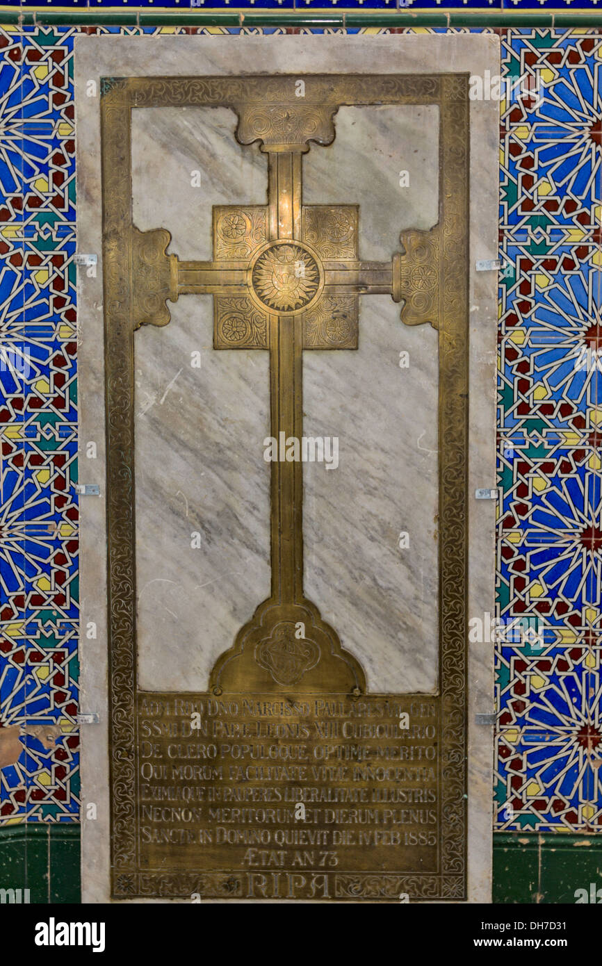 Croce di ottone e piastrelle colorate nella cattedrale di Santa Maria Incoronata a Gibilterra Foto Stock