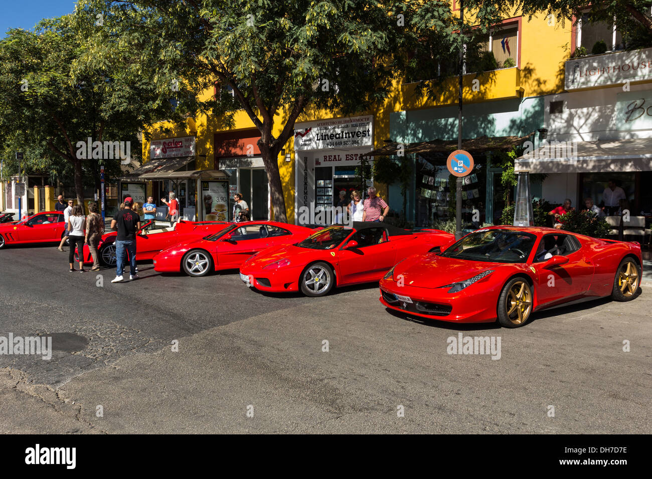 Vetture FERRARI VAI SUL DISPLAY DAI LORO PROPRIETARI a MARBELLA Spagna Foto Stock