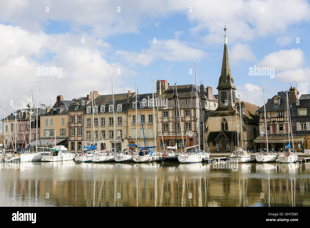 Vista sul vecchio porto di Honfleur, Calvados, Francia Foto Stock